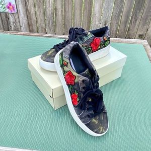 Women’s Tennis Shoe sz 8.5! Super Cute Camo & Red Flowers!